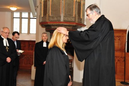 Wiens Superintendent Hansjörg Lein segnet die neue Oberkirchenrätin Ingrid Bachler.
