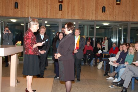 Superintendentialkuratorin Inge Troch segnet ihre Stellvertreterin Petra Mandl.
