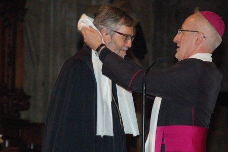 Weihbischof Franz Scharl legt Superintendent Hansjörg Lein die weiße Stola um, die jeder Teilnehmende am ökumenischen Gottesdienst trug.
