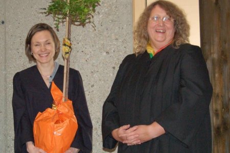 Bitte hegen und pflegen: Gabriele Menzl (rechts) übergab ein Bäumchen an Katharina Schoene

