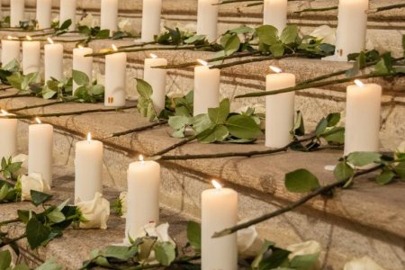60 Kerzen gedenken der 60 Millionen Todesopfer des 2. Weltkrieges.
