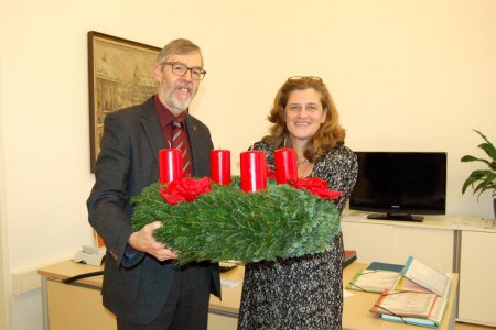 Für Vorfreude und Besinnung: Superintendent Hansjörg Lein überreicht Bezirksvorsteherin Susanne Schaefer-Wiery einen Adventkranz.