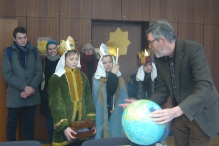 Superintendent Hansjörg Lein redete mit den Kindern darüber, wo die Spenden der Dreikönigsaktion hinfließen.
