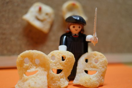 Am 31. Oktober nicht schrecken lassen von umherstreunenden Monstern! Martin Luther hat vor 502 Jahren gezeigt, wie er seine &quot;Höllenangst&quot; auf den Grund ging. Zu sehen: Martin Luther-Playmobil-Figur umgeben von essbaren Gespenster-Chips.