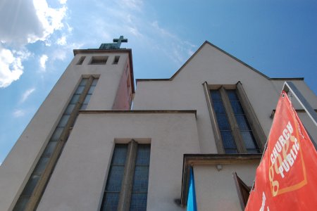 Die Liesinger Kirche ist aus Froschperspektive fotografiert.