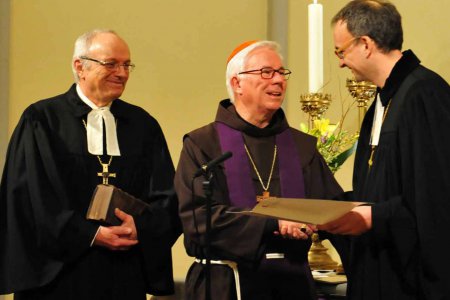 50 Jahre Vergebungsbitte: (v.l.) Bischof Michael Bünker, Erzbischof Franz Lackner und Superintendent Olivier Dantine beim Dankgottesdienst in Salzburg.