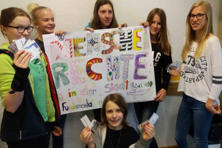 Schülerinnen und Schüler des BRG 19 präsentieren ein Plakat mit ihren Gedanken zum Thema Menschenrechte.