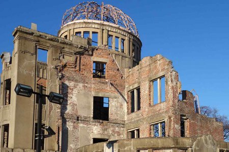 Das Friedensdenkmal in Hiroshima. Das Gebäude wurde am 6. August 1945 durch die abgeworfene US-amerikanische Atombombe zerstört und brannte völlig aus. Foto: wikimedia/oilstreet