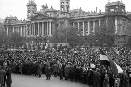 Tausende Menschen flüchteten während des „Ungarnaufstands“ nach Österreich, darunter auch viele Evangelische. Im Bild: Demonstranten vor dem Ethnographischen Museum in Budapest 1956. (Foto: Wikipedia/Nagy Gyula)