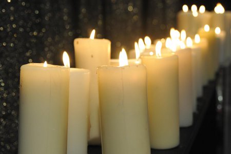 Weltweit erinnern Kerzen am kommenden Sonntag an verstorbene Kinder, Geschwister und Enkelkinder. Foto: epd/Uschmann