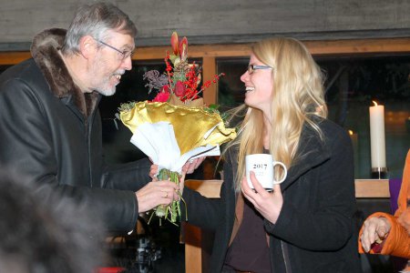 Blumen für die Herausgeberin: Superintendent Hansjörg Lein mit Martina Schomaker-Engemann. Foto: Engemann