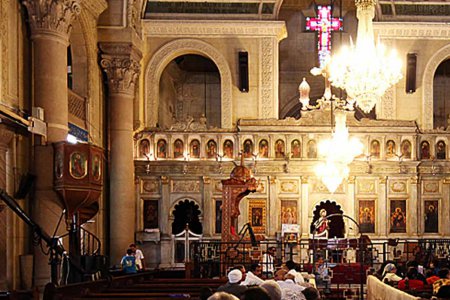 Vor der koptischen St. Markus-Kathedrale in Alexandria hat einer der furchtbaren Anschläge gegen Kopten in Ägypten stattgefunden. Foto: wikimedia/Roland Unger