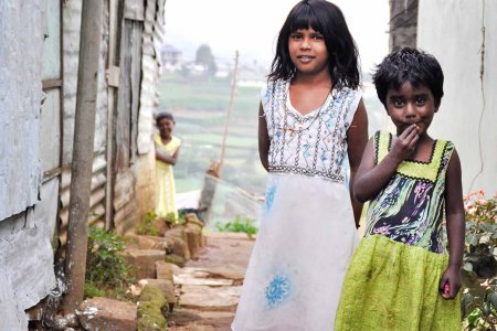 In Sri Lanka werden häufig Kinder als Arbeitskräfte auf Teeplantagen eingesetzt, da sie weniger bezahlt bekommen als Erwachsene. Gemeinsam mit dem Projektpartner ELWF will die Kindernothilfe 350 von ihnen eine Ausbildung ermöglichen. Foto: Kindernothilfe