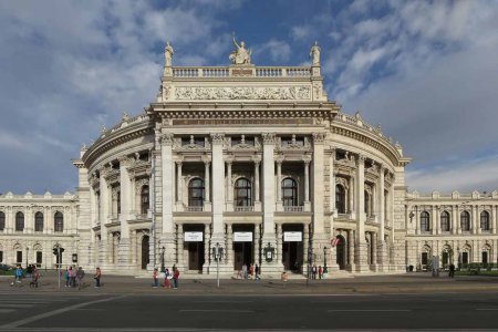 „Wie steht es um die Verantwortung in einer digital-globalen Welt?“ fragt die Diskussionsrunde mit Bischof Bünker im Burgtheater. Foto: wikimedia/Thomas Ledl 