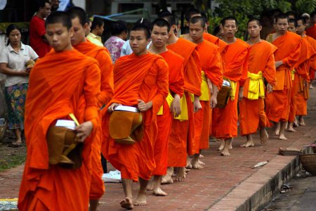   Buddhistische Religionslehrerinnen und -lehrer werden jetzt auch an der Kirchlichen Pädagogischen Hochschule Wien/Krems ausgebildet. Im Bild: Buddhistische Mönche in Laos. Foto: wikimedia/Allie Caulfield