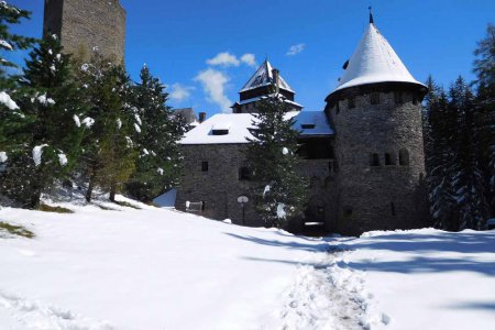 Die Burg Finstergrün im Winterschlaf: Über shop2help.net kann die Erlebnisburg zu Weihnachten unterstützt werden. Foto: M. Dufek