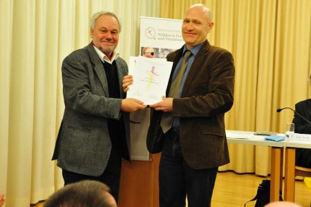 Gefängnisseelsorger Matthias Geist (re.) erhielt von Oberkirchenrat Karl Schiefermair den Diakonie-Sonderpreis überreicht. Foto: epd/M. Uschmann