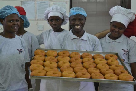 Die Arbeit in der Bäckerei in Korogocho eröffnet Jugendlichen im Slum berufliche Perspektiven. Foto: Brot für die Welt