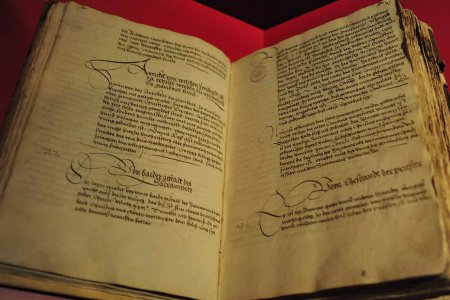 Die Confessio Augustana von 1530 - hier die Artikel über die Sakramente und den Ehestand der Priester. Foto: epd/M. Uschmann