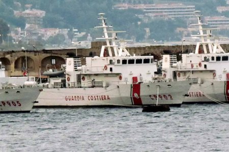 Seit mehr als einer Woche sitzen 150 Flüchtlinge auf einem Schiff der italienischen Küstenwache fest, da ihnen die italienische Regierung die Einreise verweigert. Foto: wikimedia/Marinaio56