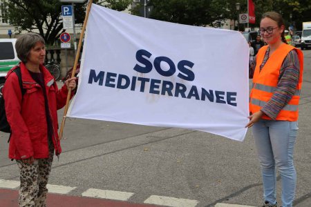 Stein des Anstoßes: Die NGOs &quot;SOS Méditerranée&quot; und &quot;Ärzte ohne Grenzen&quot;, die gemeinsam ein Rettungsschiff im Mittelmeer betreiben. Foto: wikimedia/Rufus46