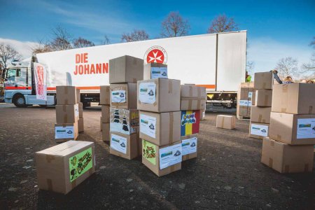 Sammeln Pakete für hilfsbedürftige Menschen in Rumänien: die Johanniter-Weihnachtstrucks. Foto: Johanniter Unfallhilfe