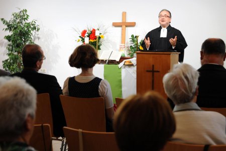 Hilfe ist Christusbegegnung. Michael Chalupka bei seinem ersten Gottesdienst als Bischof in Windischgarsten. Foto: epd/Uschmann