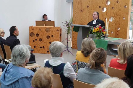 &quot;Gott überlässt Menschen nicht ihrem Schicksal sondern geht mit ihnen eine Beziehung ein.&quot; Michael Chalupka bei seinem zweiten Gottesdienst als Bischof in Hainburg. Foto: epd/T. Dasek