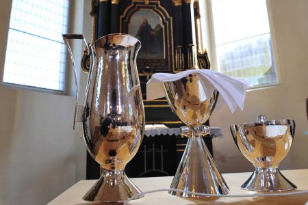 Die volle Gemeinschaft bei Brot und Wein würde der Glaubwürdigkeit der Kirchen auch bei ihrem Einsatz für den gesellschaftlichen Zusammenhalt guttun, schreibt Bischof Michael Chalupka in seinem Wochen-Blog. Foto: epd/Uschmann
