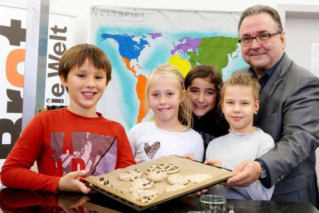 Gemeinsam mit Kindern der Evangelischen Schule am Karlsplatz buk Chalupka am Montag Brot, um für die Probleme des globalen Hungers zu sensibilisieren. Foto: Brot für die Welt