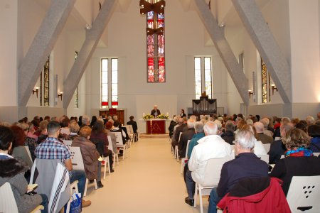 Rund 300 Besucher kamen zum Festgottesdienst (c) M. Schomaker