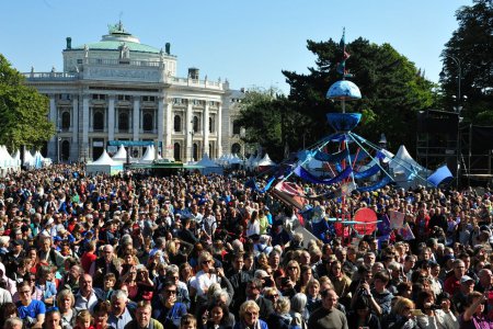 Tausende Menschen sind auf den Rathausplatz gekommen, um das Reformationsjubiläum zu feiern. Foto: epd/Uschmann 