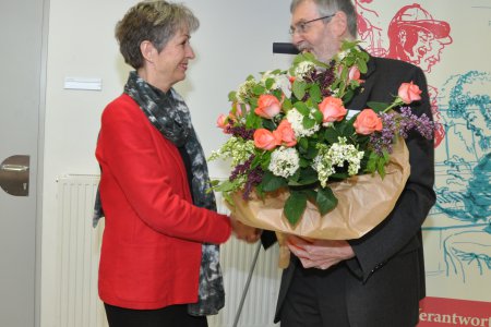 Superintendent Hansjörg Lein bedankt sich bei Gisela Ebmer für Ihr Engagement