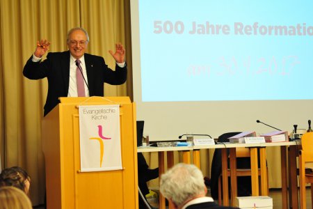 Über 18.000 Menschen waren am Rathausplatz (Bild) dabei, rund 100.000 dürften insgesamt an den vielfältigen Veranstaltungen zum Reformationsjubiläum in ganz Österreich teilgenommen haben, berichtete Bischof Michael Bünker auf der Generalsynode in Linz. 