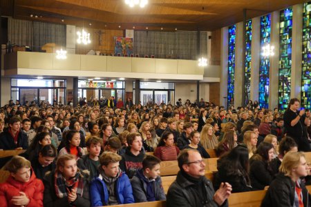 Zum Friedenstag kamen rund 550 Jugendliche in die Auferstehungskirche im 7. Bezirk.
