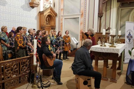 Mit afrikanischen Rhythmen begleiteten die “Africa Amini Singers“ den Festgottesdienst in der Gustav-Adolf-Kirche. Foto: epd/M. Link