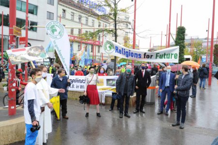 Wie bereits in den Vorjahren nehmen auch diesmal zahlreiche Religionsvertreter:innen am weltweiten Klimastreik teil. (Foto: epd / M. Uschmann)