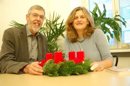 Hansjörg Lein brachte Susanne Schaefer-Wiery einen Adventkranz in die Bezirksvorstehung