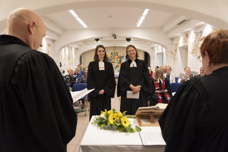 Pfarrerin Barbara Heyse-Schaefer (Mitte, rechts) übergibt die Seelsorge-Teamleitung an Pfarrerin Livia Wonnerth-Stiller (Mitte, links) Foto: Evang.KH/Knapp