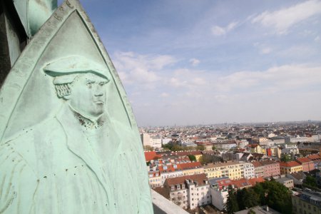 Martin Luther blickt über Wien - fotografiert vom Turm der Lutherkirche in Währing. Foto: Thomas Mayer-Egerer
