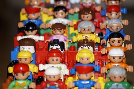 Eine Menschenmenge aus Lego-Figuren