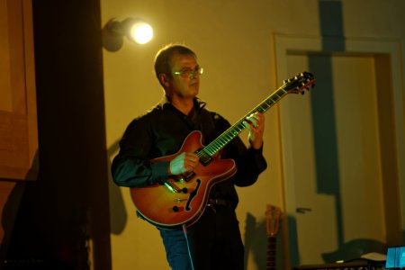 Stefan Alkier spielt die Gitarre in der „Nacht der Bibel“ © Guido Sedlaq