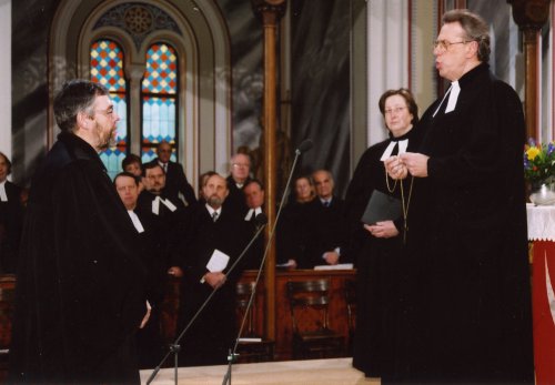 Werner Horn (rechts) überreicht seinem Nachfolger Hansjörg Lein das Amtskreuz. (c) epd/M. Uschmann