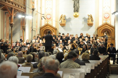 Knapp 200 Besucherinnen und Besucher füllten die Gustav-Adolf-Kirche