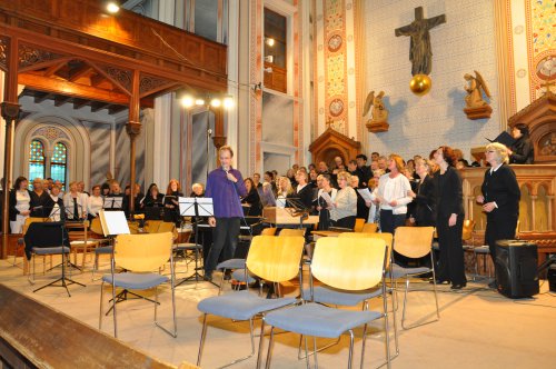 Wolfgang Nening dirigiert und singt seinen komponierten Gospel-Song