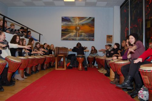 Warm wurde den Jugendlichen beim Trommel-Workshop mit Drummer Raymond Walker.
