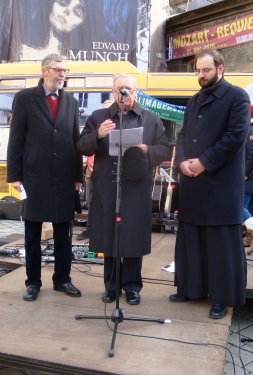 Superintendent Hansjörg Lein, Bischof Ludwig Schwarz und ein Vertreter von Metropolit Arsenios Kardamakis segneten die Gruppe gemeinsam.