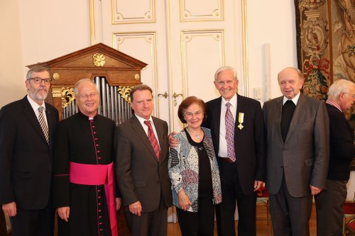 Superintendent Hansjörg Lein (ganz links) gratulierte dem ausgezeichneten Hansjoachim Lutter  (2. von rechts) und seiner Frau Elisabeth...
