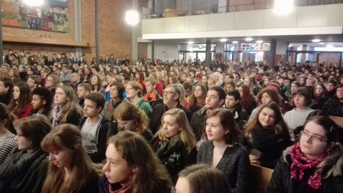 ... kamen rund 700 Evangelische Schülerinnen und Schüler zusammen - auch Superintendent Hansjörg Lein (Mitte) war zu Beginn dabei.
