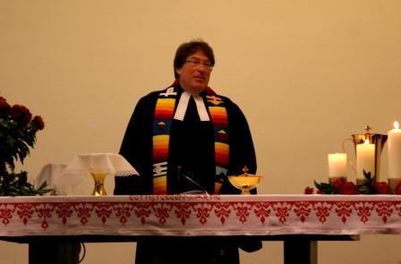 Senior Pfarrer Hans-Jürgen Deml begrüßt die Gäste
